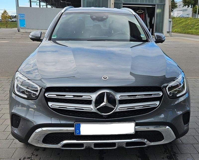 Grau Gebraucht 2020 Mercedes GLC300e SUV | 37.900 € (Guter Preis) - Bild 1/4