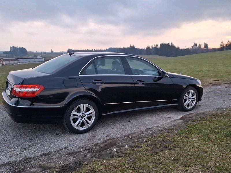 Gebraucht Mercedes E200 184 PS (135 kW) 2010 Schwarz Limousine