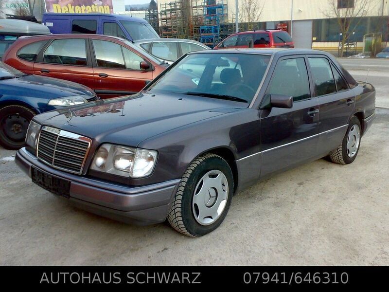 Violett metallic Gebraucht 1994 Mercedes E250 Limousine | 10.250 € - Bild 1/4