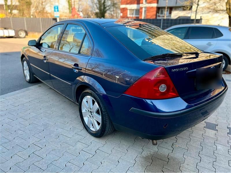Używany Ford Mondeo Ghia 145 KM (106 kW) 2002 Niebieski Sedan/Limuzyna