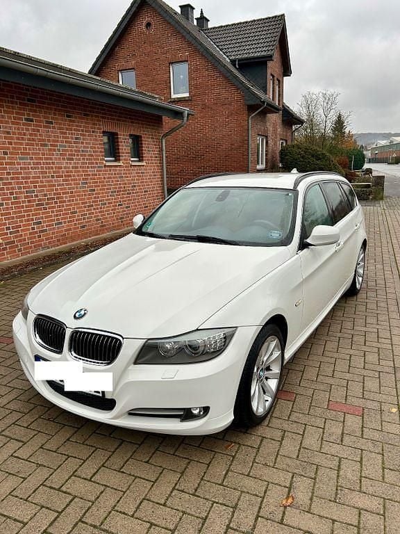Gebraucht BMW 320 Sport Line 184 PS (135 kW) 2011 Weiß Kombi
