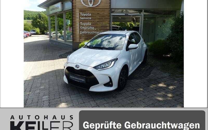 Weiß Gebraucht 2023 Toyota Yaris Hybrid Team Limousine | 21.990 € (Fairer Preis) - Bild 1/4