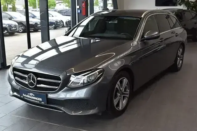 Gebraucht Mercedes E220 Avantgarde 194 PS (142 kW) 2020 Grau Limousine