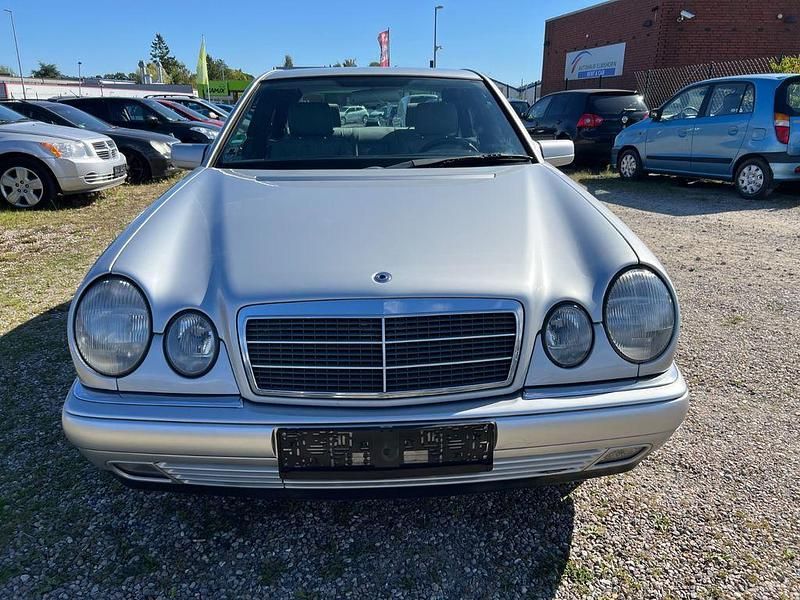 Gebraucht Mercedes E280 Elegance 193 PS (141 kW) 1996 Silber Limousine