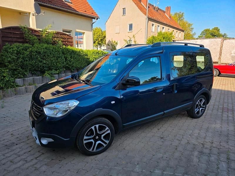 Gebraucht Dacia Dokker Celebration 115 PS (84 kW) 2018 Blau Van / Kleinbus