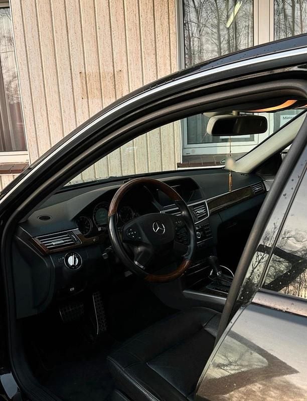 Gebraucht Mercedes E220 170 PS (125 kW) 2009 Schwarz Limousine