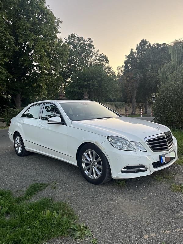 Weiß Gebraucht 2012 Mercedes E220 Avantgarde Limousine | 11.490 € - Bild 1/4