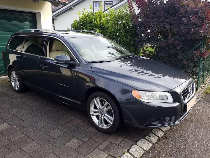 Grau Gebraucht 2012 Volvo V70 Kombi | 11.000 € (Etwas zu teuer) - Bild 1/4