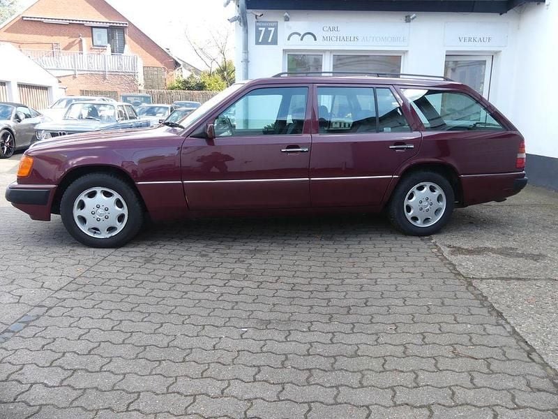 Second-hand Mercedes E300 220 CP (161 kW) 1992 Roșu