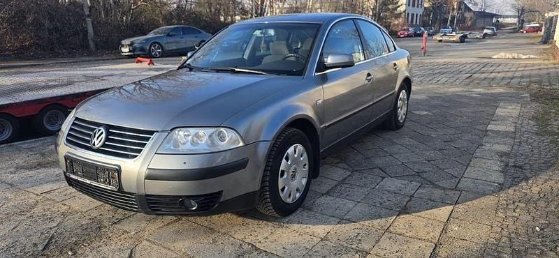 Usata VW Passat Basis 131 CV (96 kW) 2003 Grigio Berlina