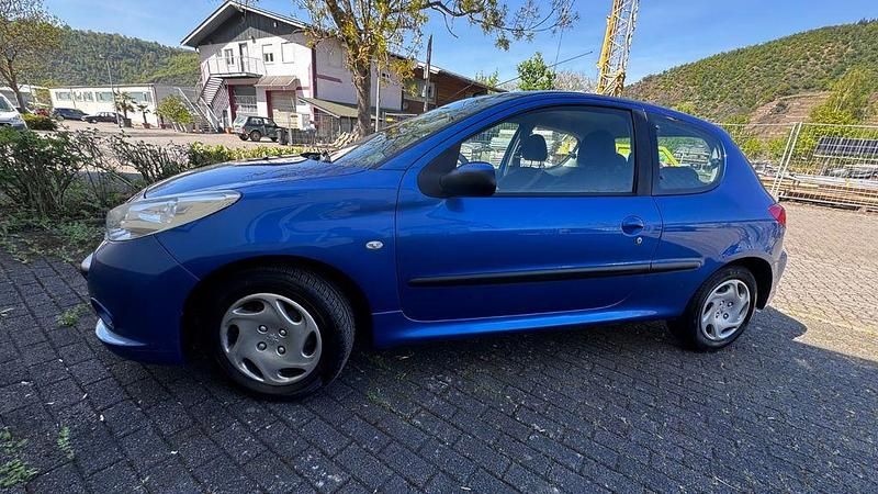 Gebraucht Peugeot 206+ 60 PS (44 kW) 2011 Blau Kleinwagen