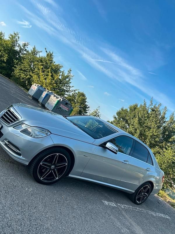 Gebraucht Mercedes E300 231 PS (169 kW) 2010 Silber Limousine