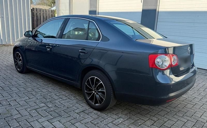 Gebraucht VW Jetta 105 PS (77 kW) 2006 Blau Limousine