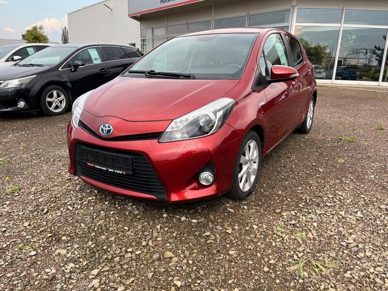 Rot Gebraucht 2013 Toyota Yaris Club Limousine | 9.950 € (Fairer Preis) - Bild 1/4