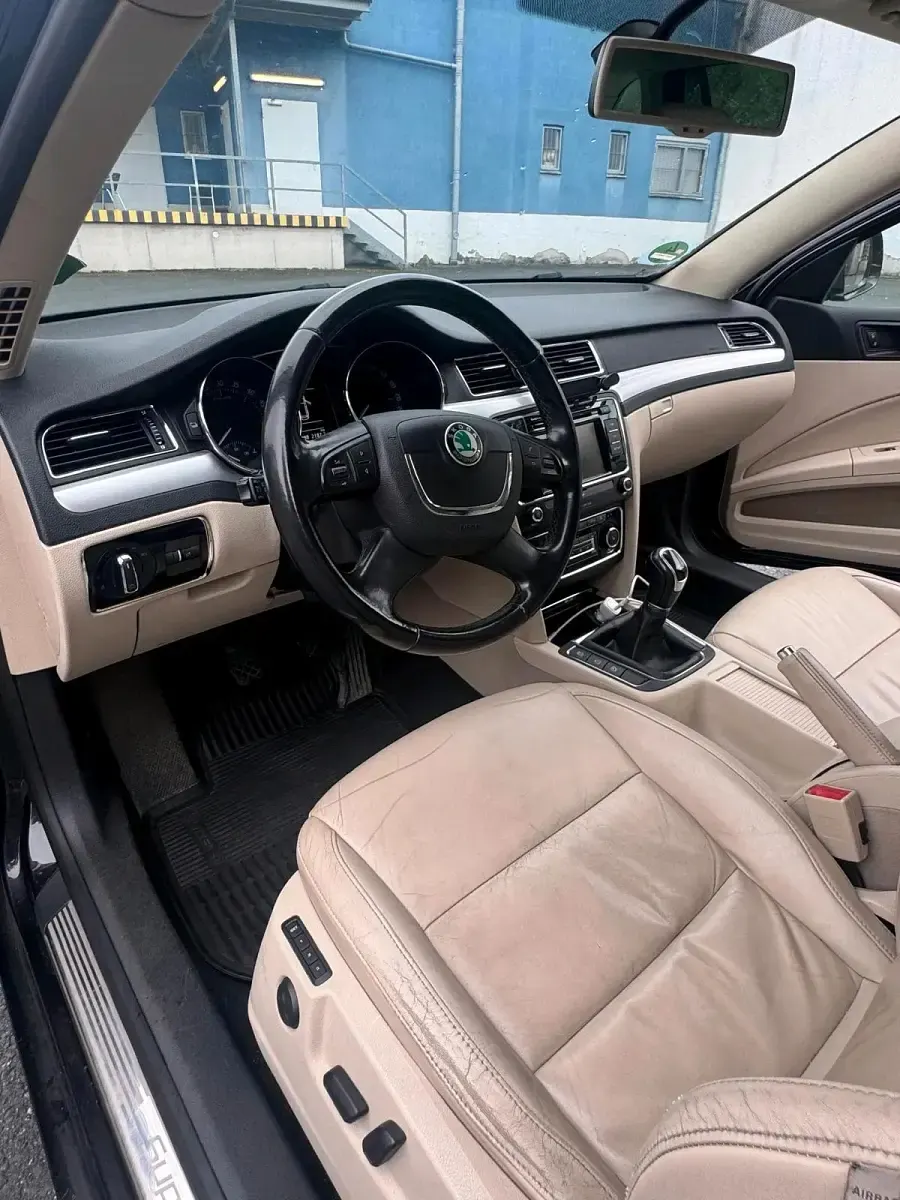 Gebraucht Skoda Superb 105 PS (77 kW) 2011 Schwarz Kombi