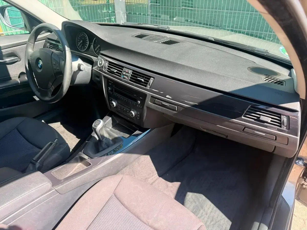 Gebraucht BMW 318 143 PS (105 kW) 2010 Grau Kombi