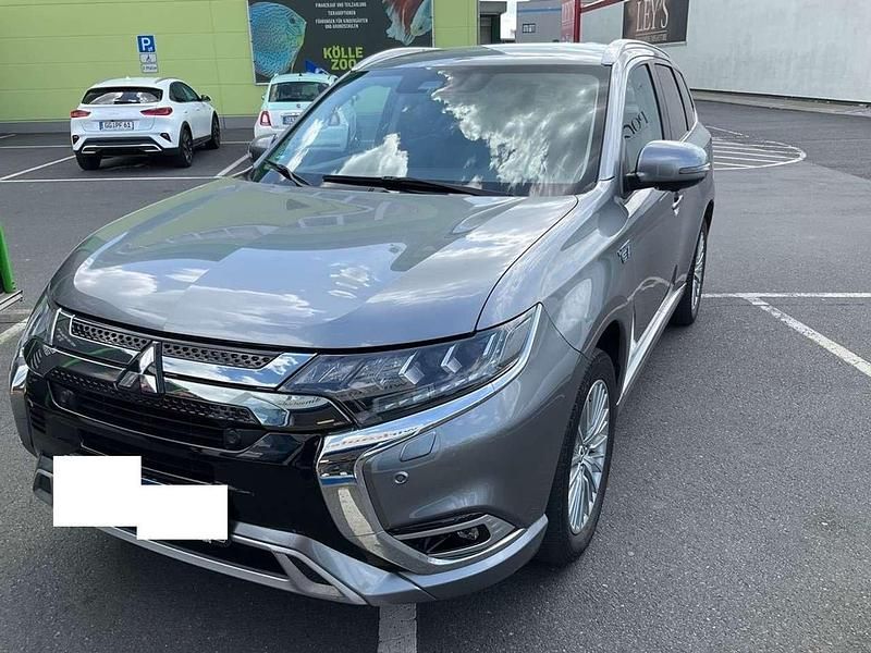 Grau Gebraucht 2020 Mitsubishi Outlander P-HEV Plus SUV | 16.000 € (Superpreis) - Bild 1/4