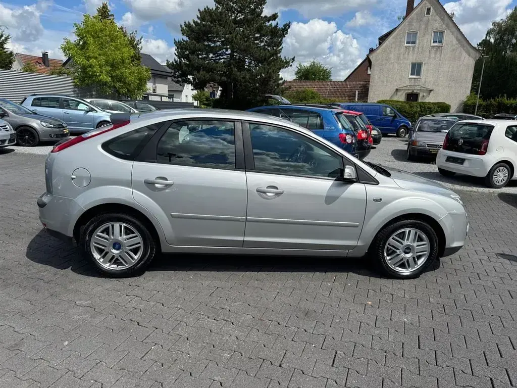 Gebraucht Ford Focus Ghia 145 PS (106 kW) 2007 Silber Limousine