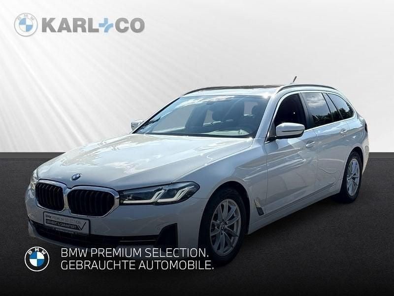 Weiss Gebraucht 2023 BMW 520 Sport Line Kombi | 35.460 € (Guter Preis) - Bild 1/4