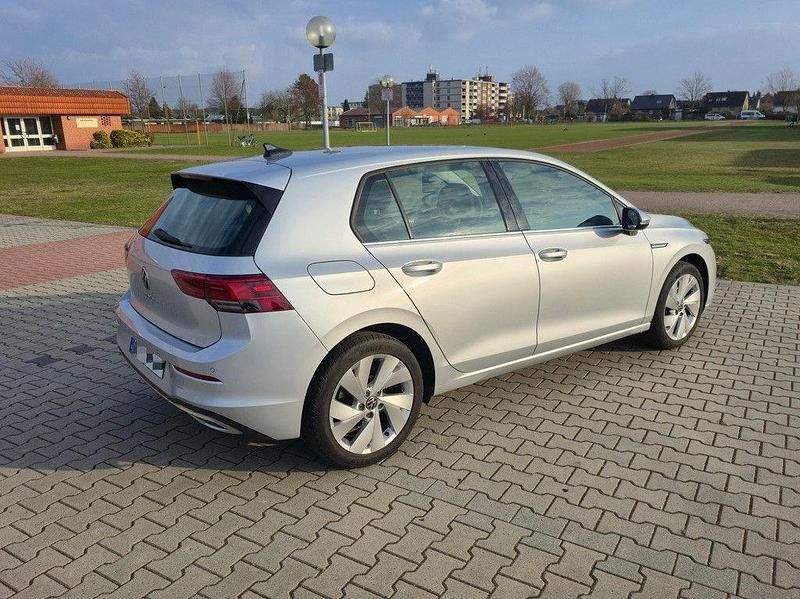 Gebraucht VW Golf VIII Style 131 PS (96 kW) 2022 Silber Limousine