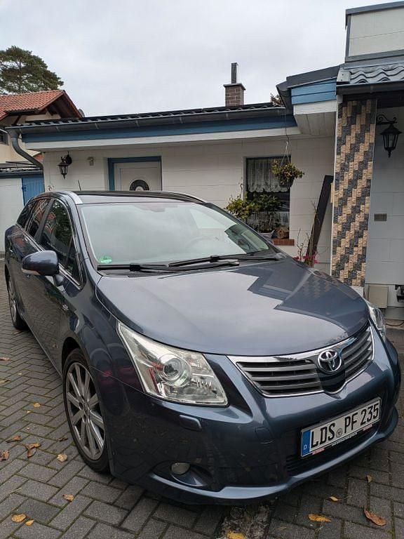 Grau Gebraucht 2009 Toyota Avensis TEC-Edition Kombi | 8.000 € (Etwas zu teuer) - Bild 1/4