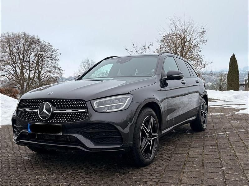 Grau Gebraucht 2019 Mercedes GLC300 AMG line SUV | 34.999 € (Fairer Preis) - Bild 1/4