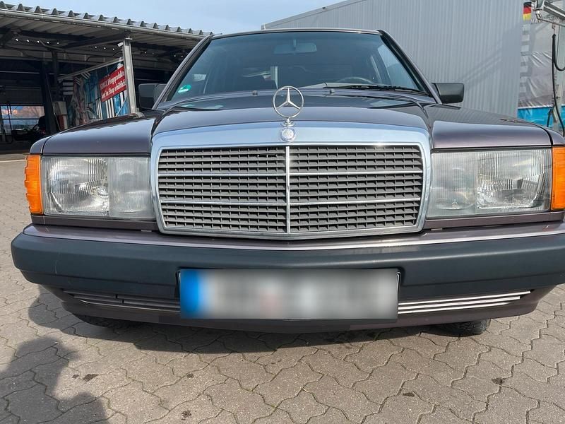 Gebraucht Mercedes 190 131 PS (96 kW) 1990 Violet Limousine