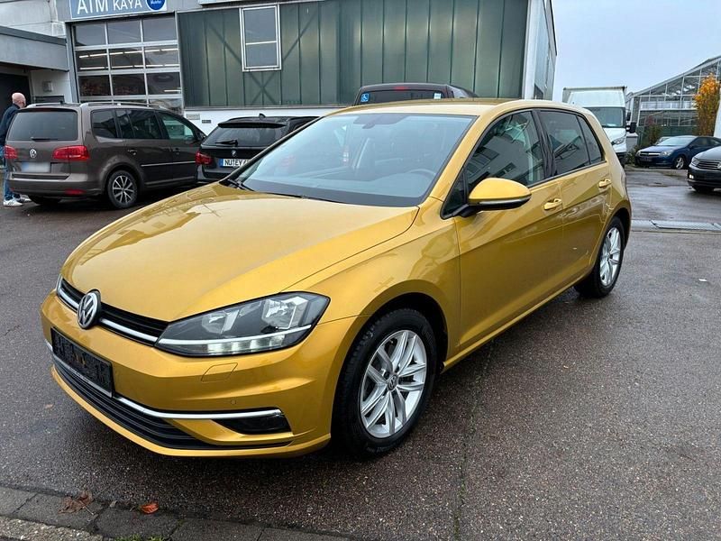 Gebraucht VW Golf VII Highline 150 PS (110 kW) 2017 Gold Limousine