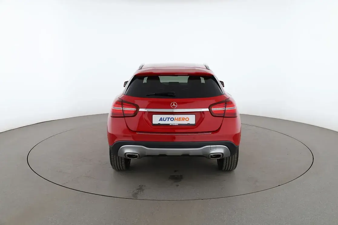 Gebraucht Mercedes GLA200 Urban 156 PS (114 kW) 2017 Rot SUV