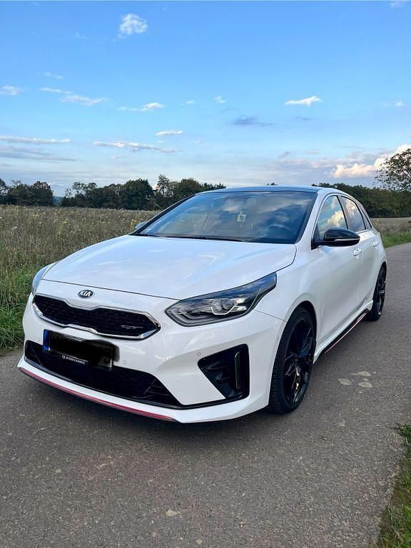 Weiß Gebraucht 2020 Kia Ceed GT Limousine | 22.500 € (Fairer Preis) - Bild 1/4