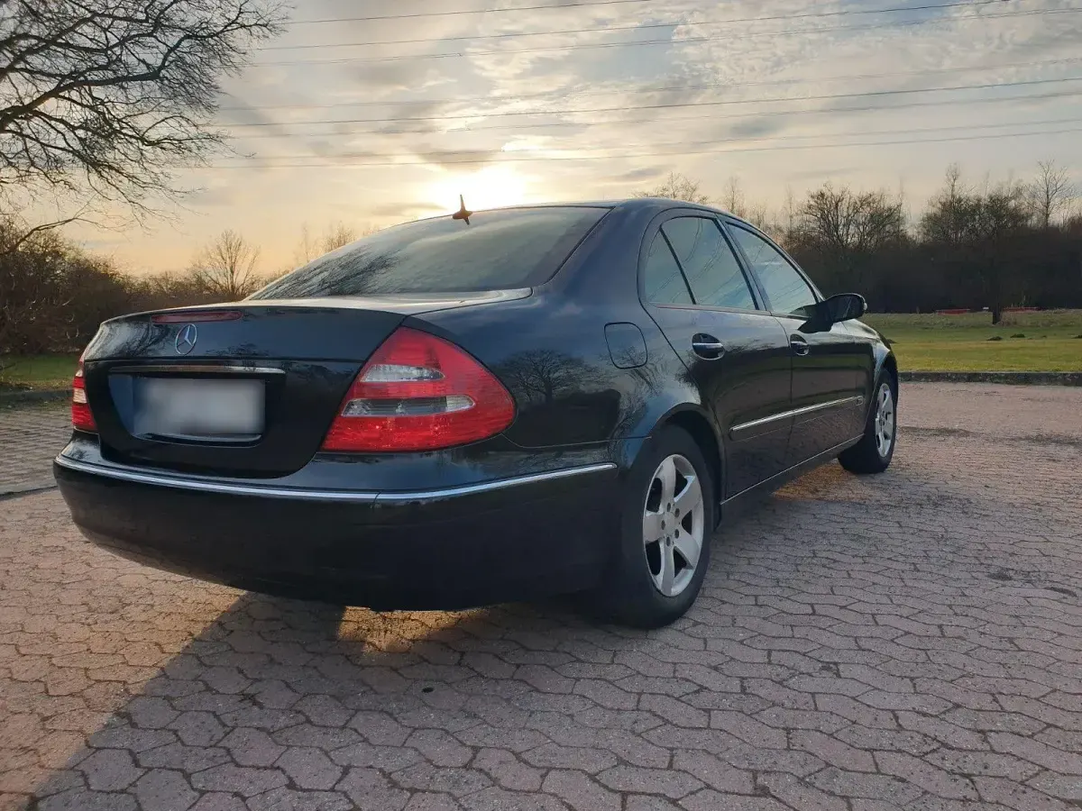 Gebraucht Mercedes E240 Elegance 177 PS (130 kW) 2003 Schwarz Limousine