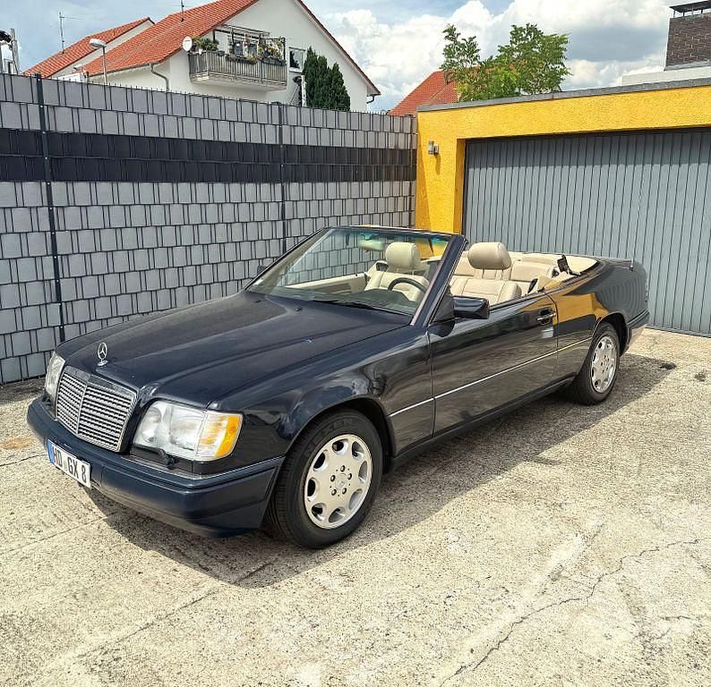 Blau Gebraucht 1995 Mercedes E320 Cabrio | 24.900 € - Bild 1/4