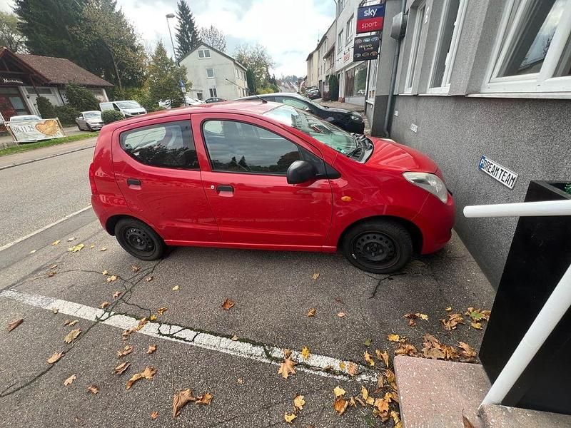 Rot Gebraucht 2013 Suzuki Alto Club Kleinwagen | 6.500 € (Etwas zu teuer) - Bild 1/4