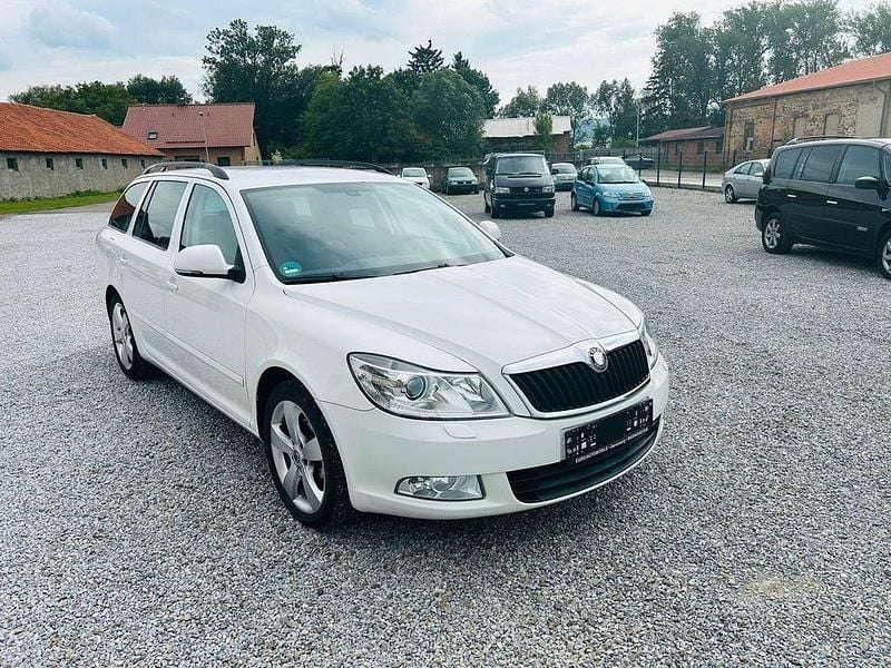 Weiß Gebraucht 2009 Skoda Octavia Elegance Kombi | 5.800 € (Etwas zu teuer) - Bild 1/4