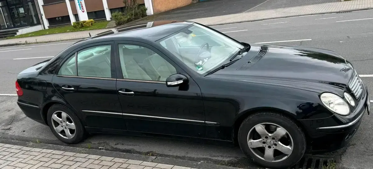 Używany Mercedes E280 190 KM (139 kW) 2005 Czarny Sedan/Limuzyna