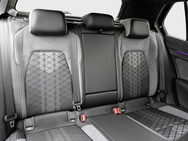Gebraucht VW Golf VIII R-line 131 PS (96 kW) 2024 Grenadillschwarz metallic Limousine