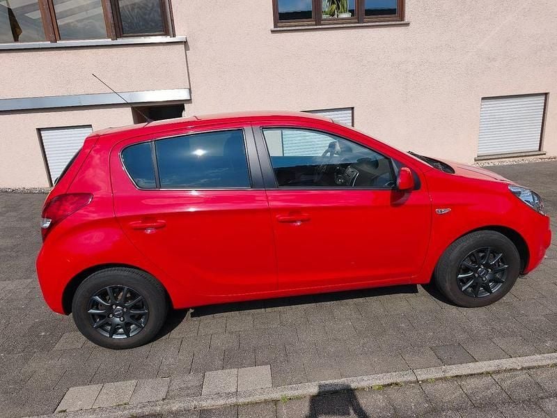 Gebraucht Hyundai i20 77 PS (56 kW) 2011 Rot Kleinwagen