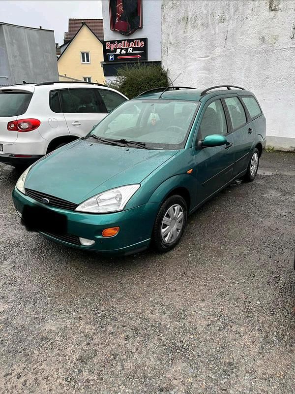 Grün Gebraucht 2001 Ford Focus Zetec Kombi | 1.999 € (Etwas zu teuer) - Bild 1/4