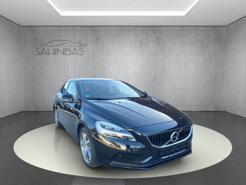 Schwarz Gebraucht 2016 Volvo V40 Momentum Kombi | 11.990 € (Superpreis) - Bild 1/4
