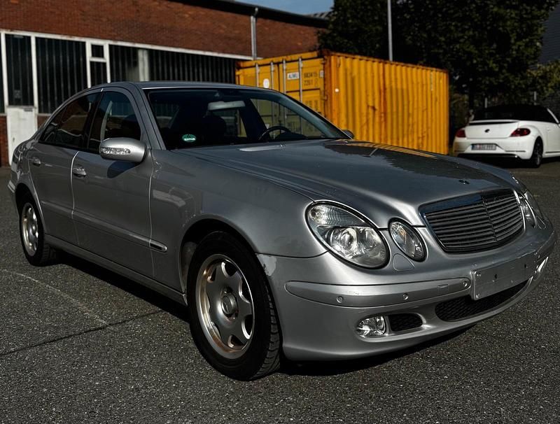 Silber Gebraucht 2002 Mercedes E240 Limousine | 3.990 € (Guter Preis) - Bild 1/4