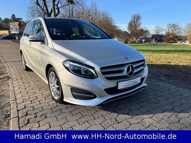 Silber Gebraucht 2017 Mercedes 180 Urban Limousine | 15.999 € (Guter Preis) - Bild 1/4