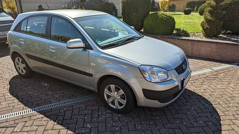 Grau Gebraucht 2008 Kia Rio Basis Limousine | 3.999 € (Fairer Preis) - Bild 1/4
