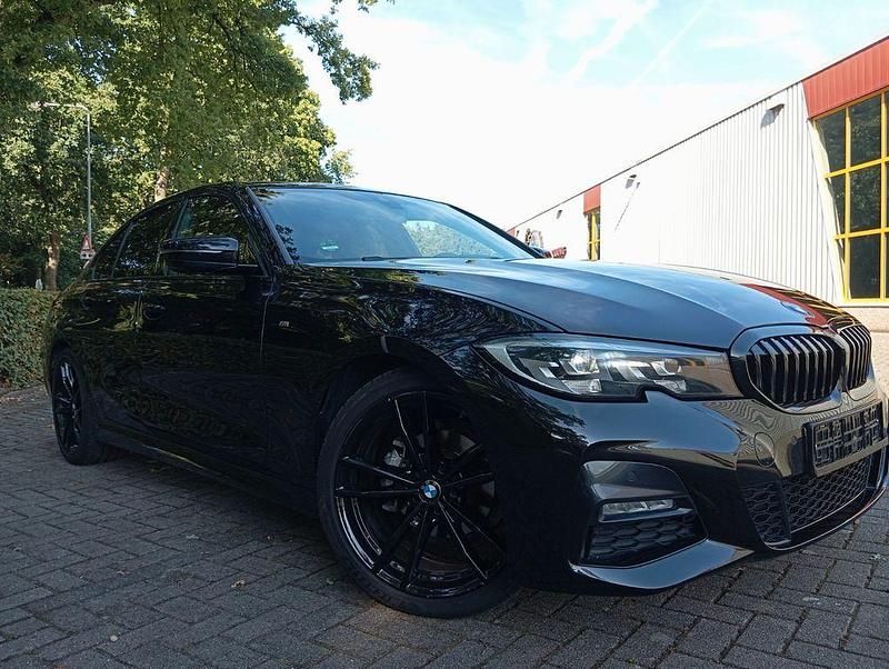 Schwarz Gebraucht 2021 BMW 318 M Sport Limousine | 24.900 € (Superpreis) - Bild 1/4