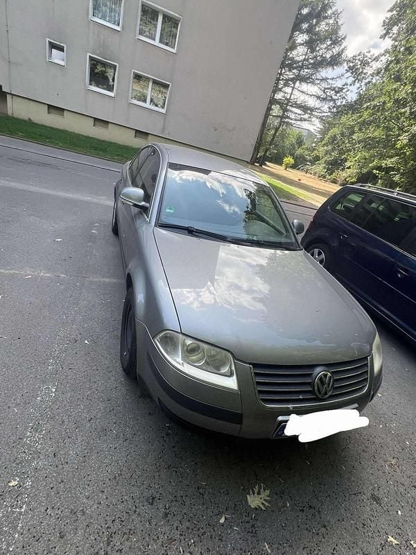 Grau Gebraucht 2004 VW Passat Kleinwagen | 700 € - Bild 1/4