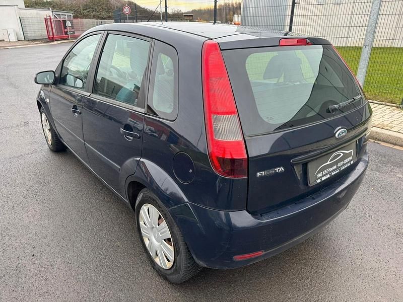 Gebraucht Ford Fiesta Ambiente 80 PS (58 kW) 2005 Blau Kleinwagen