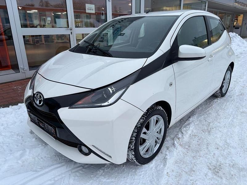 Gebraucht Toyota Aygo 69 PS (50 kW) 2017 Weiß Kleinwagen