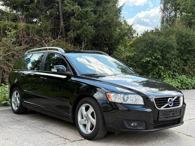 Schwarz Gebraucht 2012 Volvo V50 Business Edition Kombi | 8.490 € (Etwas zu teuer) - Bild 1/4