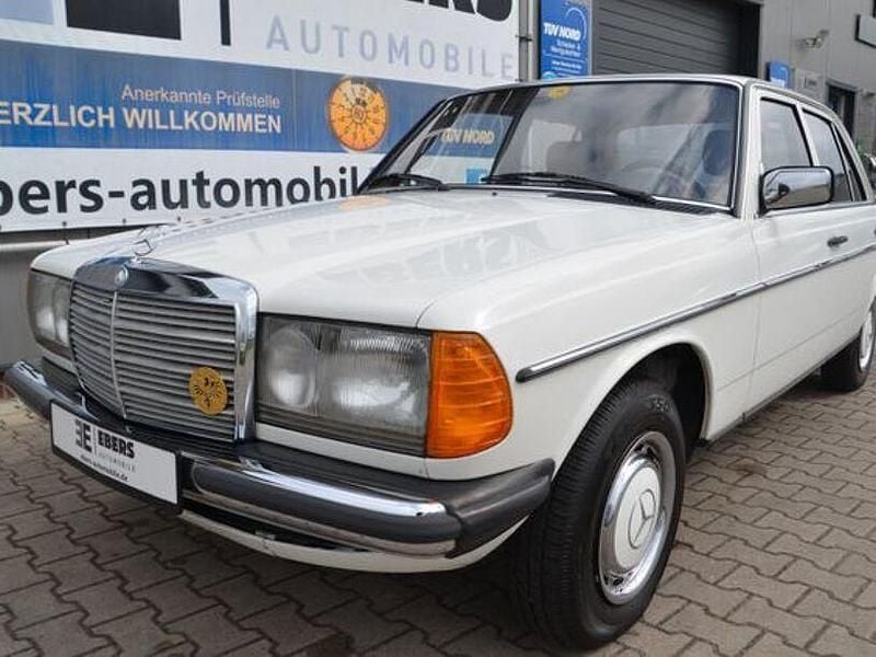 Weiss Gebraucht 1983 Mercedes 230 Limousine | 15.990 € - Bild 1/4