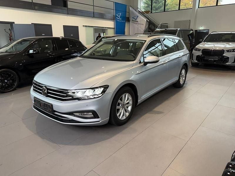 Silber Gebraucht 2023 VW Passat Business Limousine | 25.999 € (Guter Preis) - Bild 1/4