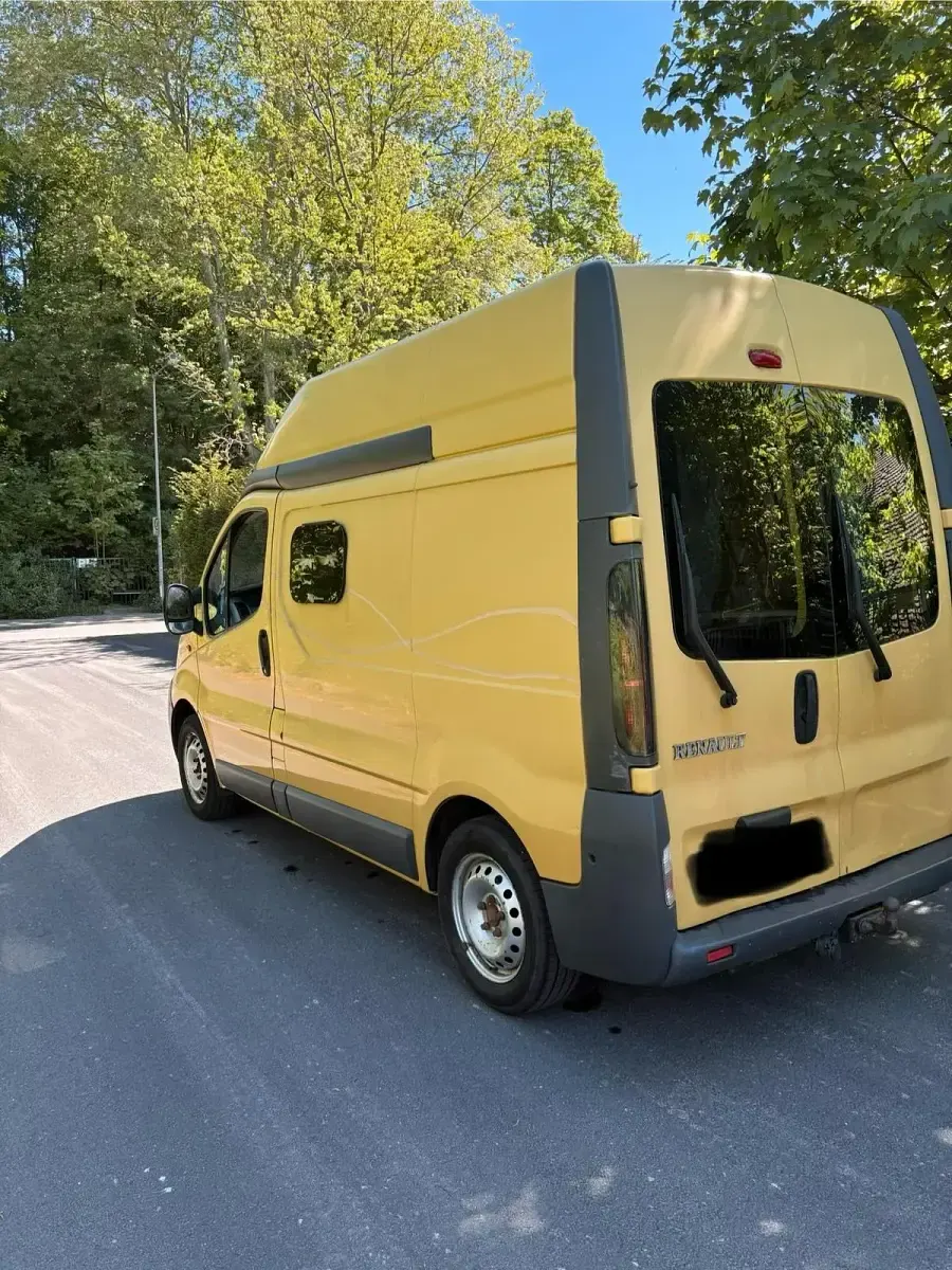 Second-hand Renault Trafic 80 CP (58 kW) 2006 Galben Monovolum